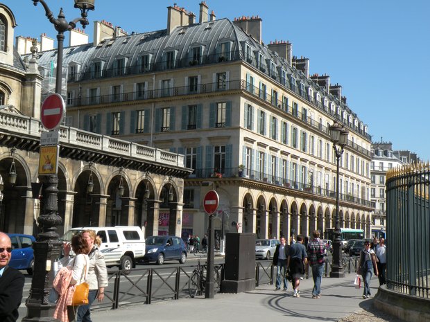  rue de Rivoli, longeant le Louvre